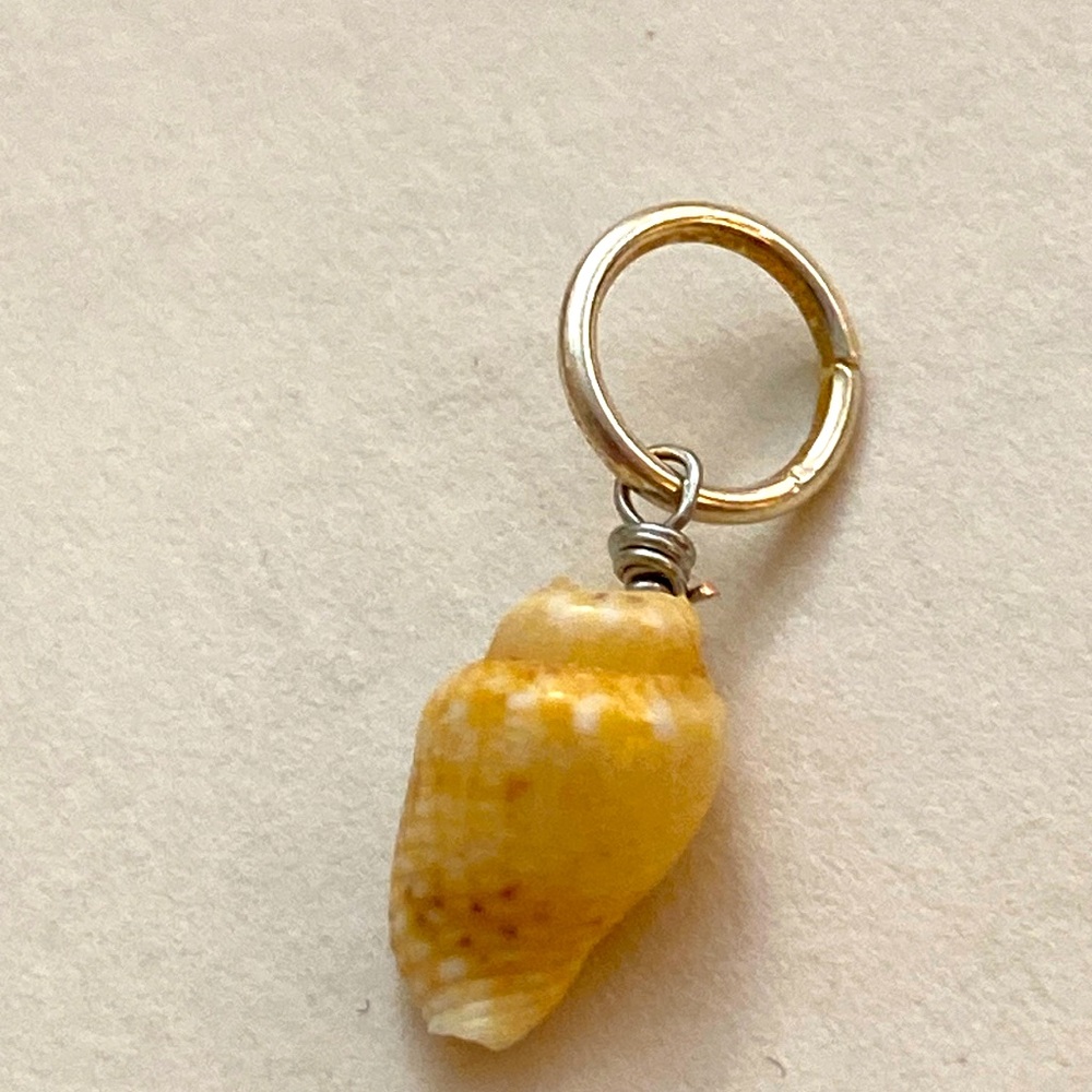 5/$10❤️❤️❤️NEW ❤️VINTAGE WHITE MINI CONK-SHELL CHARM PENDANT